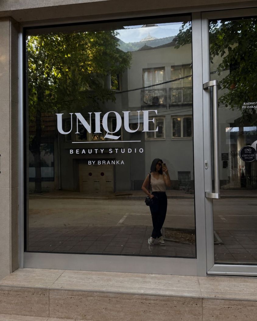 Izlog studija Unique Beauty Studio by Branka